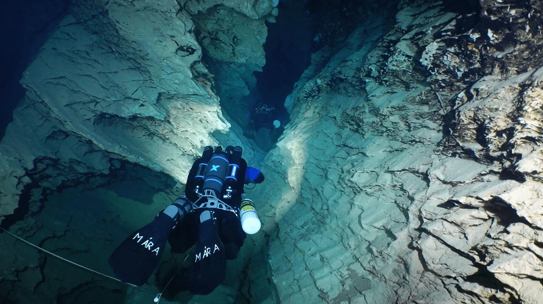 Buceador técnico con XCCR en cueva